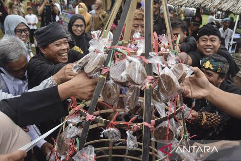 Tradisi Nyuguh di Kampung Kuta Ciamis