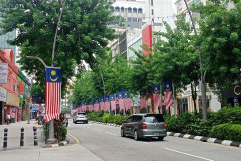 Bendera Malaysia dipasang di jalanan Kuala Lumpur jelang HUT Ke-68 Malaysia