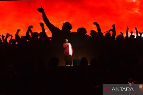 Foto pilihan pekan keempat Agustus 2025, Wamenaker menangis saat ditangkap hingga erupsi Gunung Lewotobi