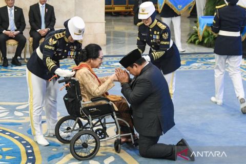 Presiden Prabowo memberikan Bintang Jasa dan Kehormatan