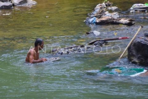 Mencari emas di Sungai Batang Ombilin