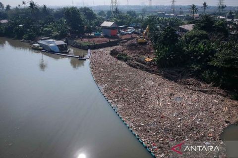 Begini penampakan banyaknya sampah terjaring di Sungai Cisadane