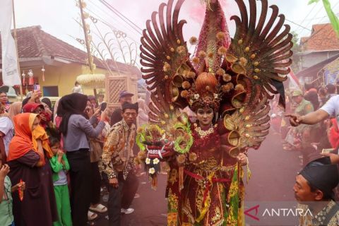Kostum berbahan dasar bambu diperagakan dalam Bamboo Festival di Banyuwangi