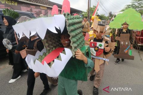 Pelajar Kediri sulap koran hingga kardus bekas menjadi kostum karnaval