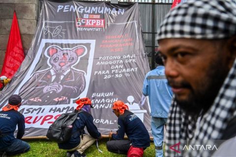 Potret aksi buruh di depan Kompleks Parlemen Senayan
