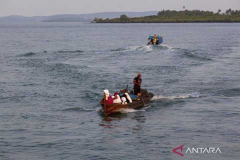 Dengan sepuluh ribu, murid SD Pulau Mubud menyebrangi laut untuk ilmu