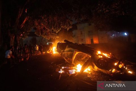 Aksi unjuk rasa di Yogyakarta berlangsung hingga malam, mobil polisi dibakar massa