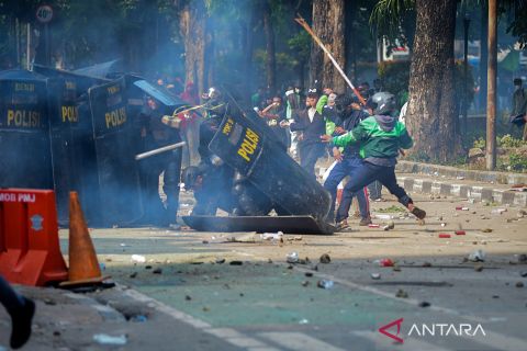 Massa aksi terlibat bentrok dengan aparat saat unjuk rasa di Mako Brimob Kwitang