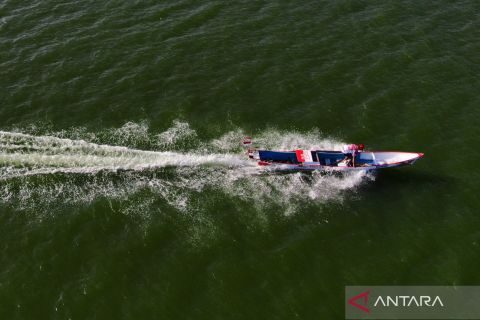 Lomba perahu di Anjungan Teluk Kendari
