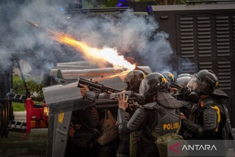 Aksi unjuk rasa di Semarang ricuh, polisi tembakan gas air mata ke arah massa