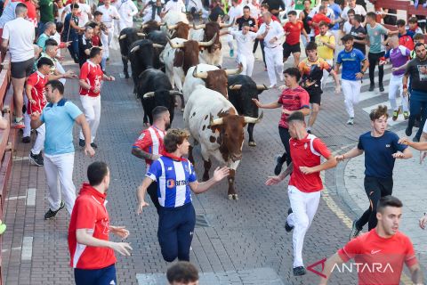 Melihat warga Spanyol dikejar-kejar banteng yang dilepas di tengah jalan