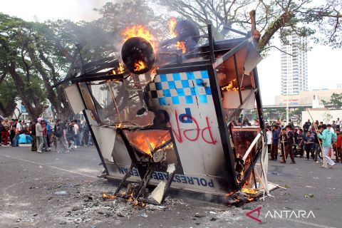 Pos polisi dibakar massa saat aksi unjuk rasa di Medan