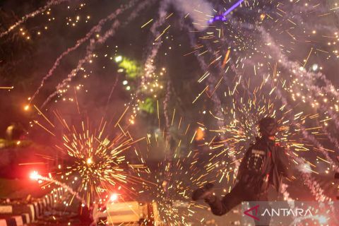 Polisi halau unjuk rasa di Semarang, massa tembakkan petasan ke petugas