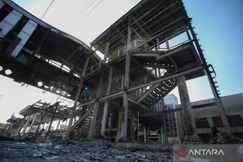 Halte TransJakarta Pasar Senen terbakar saat demonstrasi, ini dampaknya pada transportasi publik