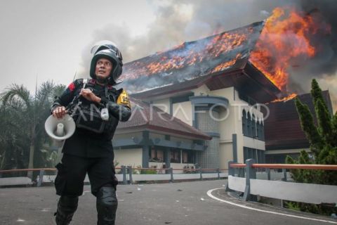 Gedung DPRD NTB terbakar
