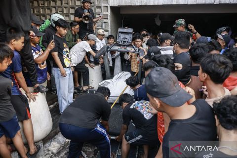 Massa bawa keluar barang milik Ahmad Sahroni dari rumahnya di kawasan Tanjung Priok