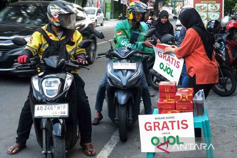 Warga Keprabon bagikan makanan gratis untuk pengemudi ojek daring