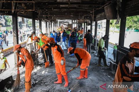 Pembersihan halte bus dan fasilitas umum pasca kericuhan di Jakarta