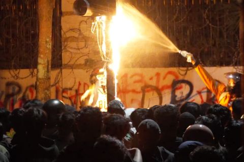 Aksi ribuan ojol dan mahasiswa di Bandung, bakar mess dan rusak CCTV