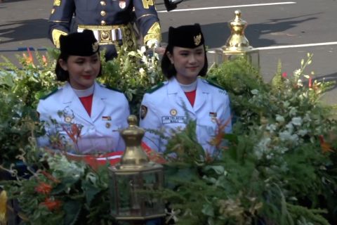 Antusiasme masyarakat nonton bareng HUT ke-80 RI di luar istana