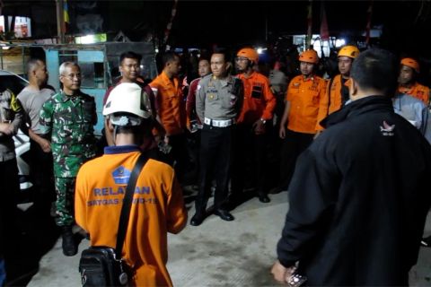 Belasan pemancing dihantam ombak di Semarang, dua orang tewas