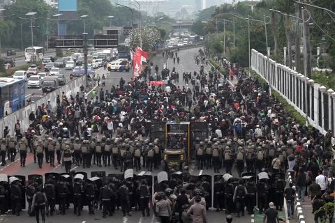 Aparat pukul mundur massa aksi di depan Gedung DPR