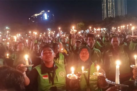 Pengemudi ojol di Surabaya nyalakan seribu lilin untuk Affan