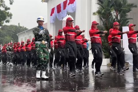 Hujan deras tak surutkan semangat Paskibraka latihan perdana di Istana