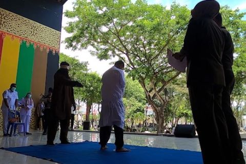 Langgar syariat Islam, pasangan sesama jenis di Banda Aceh dicambuk