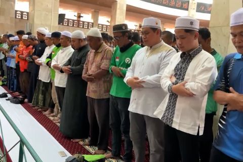 Ratusan ojol di Banjarmasin gelar sholat gaib untuk  Affan Kurniawan