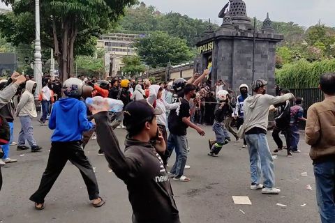 Tuntut tanggung jawab polisi, aksi solidaritas di Kota Semarang rusuh