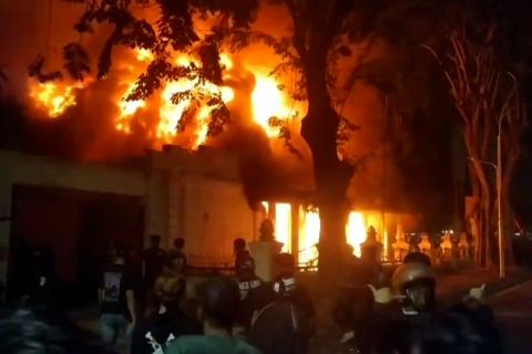 Massa bakar Gedung Negara Grahadi Surabaya