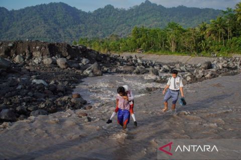 Akses terputus akibat lahar Semeru, siswa terpaksa menyeberangi sungai