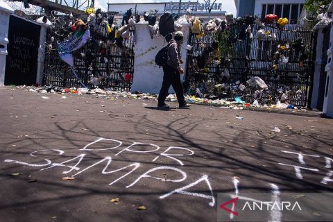 Aksi gantung bungkusan sampah di gerbang Gedung DPRD Provinsi Jabar