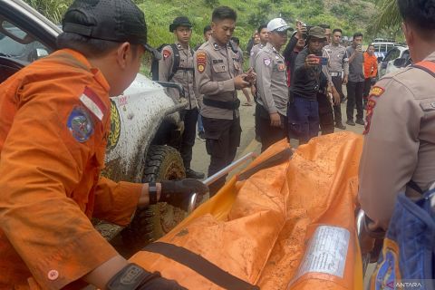 Petugas SAR gabungan evakuasi korban kecelakaan helikoper di Tanah Bumbu