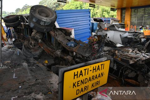 Rem blong, truk kontainer tabrak gardu layanan Tol Ciawi 2 Bogor