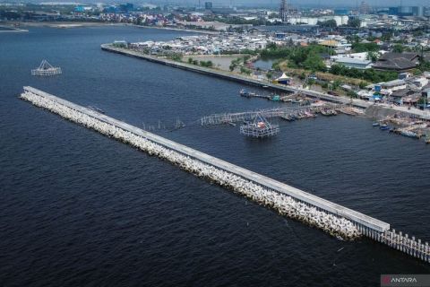 Pembangunan tanggul pemecah ombak tahap II di perairan Cilincing