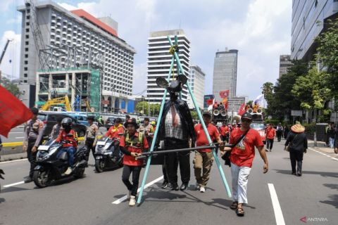 Aksi simpatik buruh gelar tuntutan di jalanan ibukota