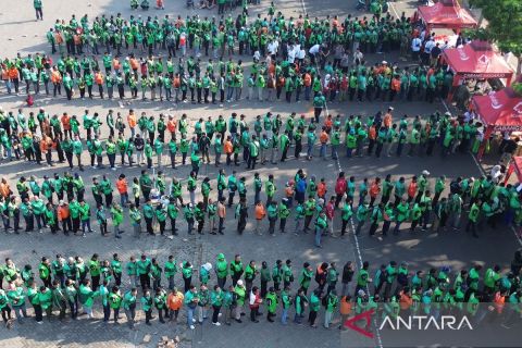 Ratusan ojek daring antre terima bantuan beras dari Pemkab Sidoarjo
