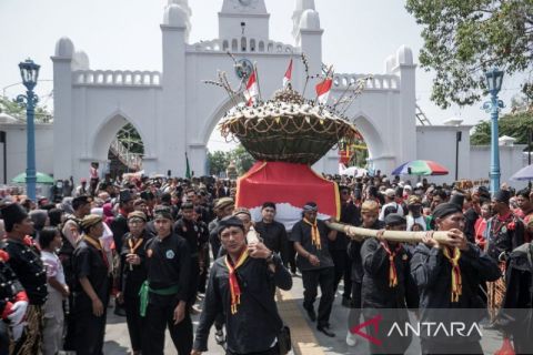 Tradisi Grebeg Maulud 2025 di Solo, warga antusias berebut gunungan