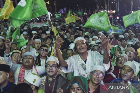 Ribuan warga memanjatkan doa dalam Jakarta Bershalawat di Monas