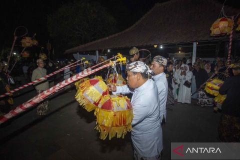 Tradisi panjang jimat keraton Kasepuhan sambut Maulid Nabi Muhammad SAW