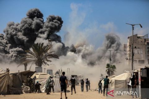 Asap membumbung tinggi saat serangan udara Israel sasar pemukiman penduduk di Gaza