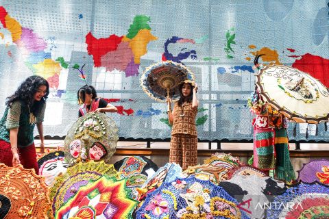 Melihat keindahan payung tradisional di Festival Payung Solo 2025