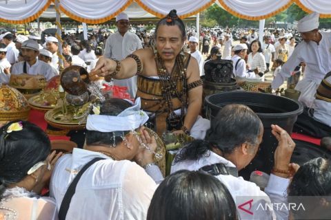 Ritual Melukat Hari Banyu Pinaruh di Pantai Mertasari Bali