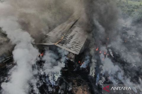 Kebakaran pabrik ban bekas di Konsel