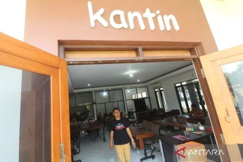 Melihat aktivitas ASN di Kediri yang terpaksa bekerja dari ruang kantin