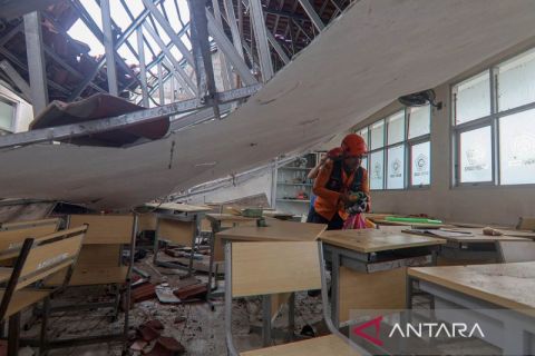 Atap sekolah SMKN 1 Cileungsi Bogor ambruk, 31 siswa luka-luka