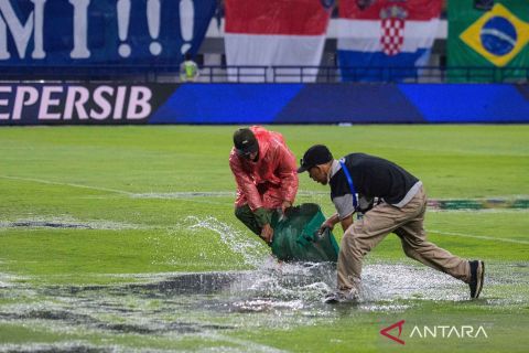 Hujan deras, laga Persib melawan Persebaya dihentikan sejenak