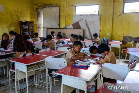 Melihat perjuangan siswa belajar dalam kelas yang rusak parah di Serang